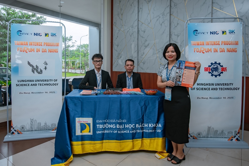 A group of people standing behind a table with banners

AI-generated content may be incorrect.