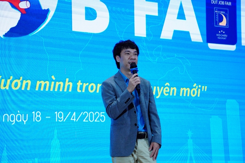 A person holding a microphone

AI-generated content may be incorrect.