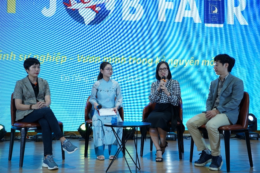 A group of people sitting on a stage

AI-generated content may be incorrect.