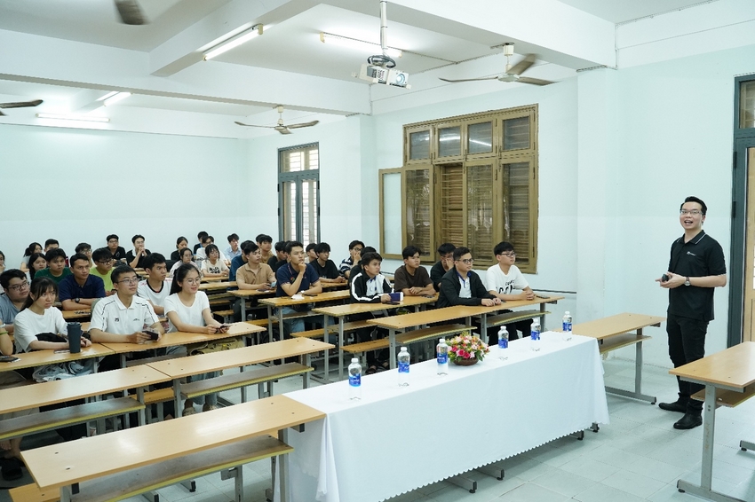 A group of people sitting in a classroom

AI-generated content may be incorrect.
