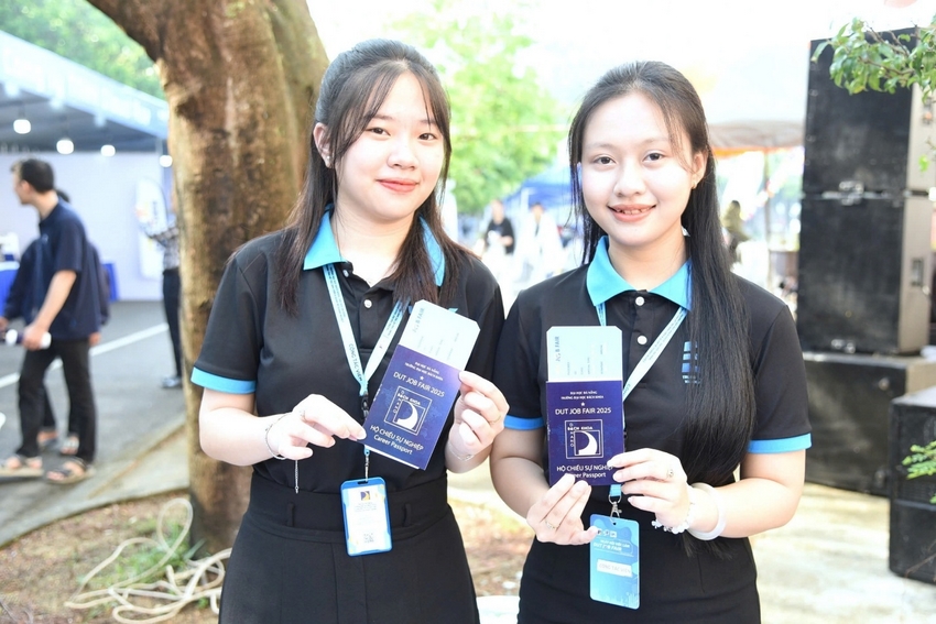 A pair of girls holding up badges

AI-generated content may be incorrect.