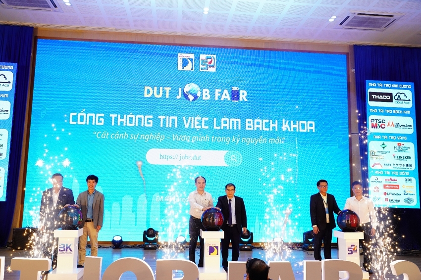 A group of people standing on a stage

AI-generated content may be incorrect.