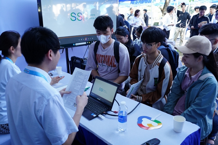 A group of people sitting at a table

AI-generated content may be incorrect.