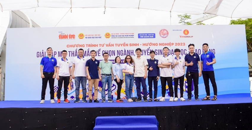 Ảnh có chứa văn bản, người, trong nhà, nhóm
Mô tả được tạo tự động