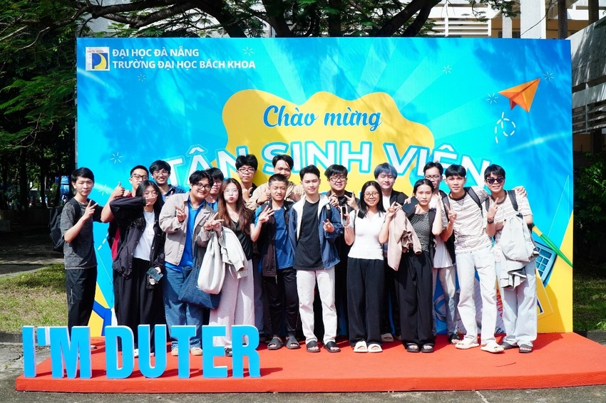 A group of people posing for a photo

AI-generated content may be incorrect.