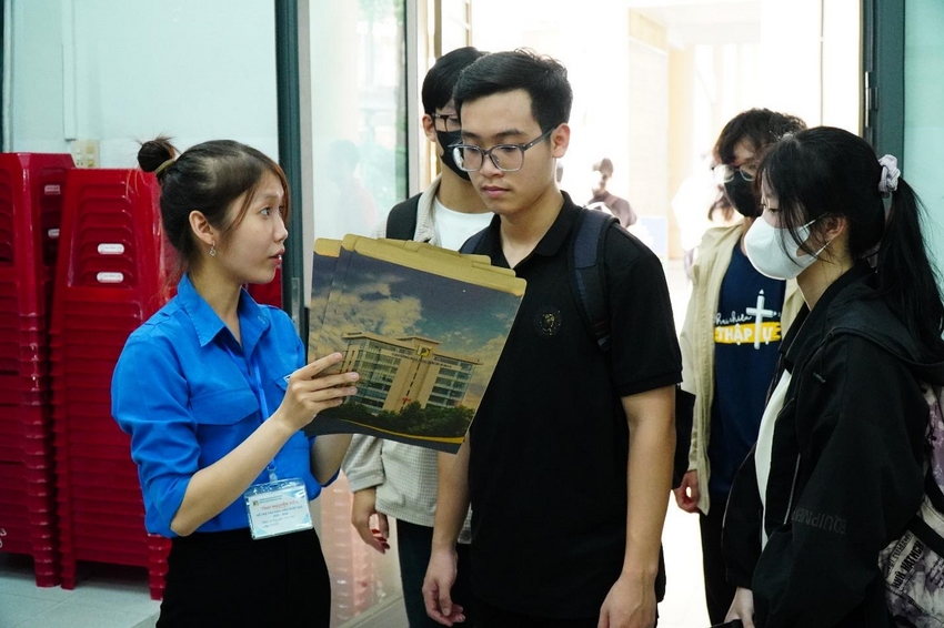 A group of people standing in a hallway

AI-generated content may be incorrect.