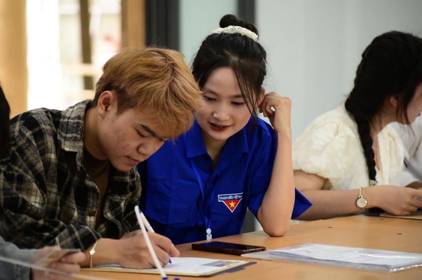 A person and person sitting at a table

AI-generated content may be incorrect.