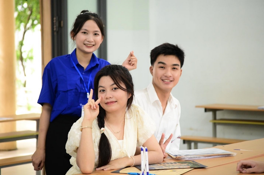 A group of people posing for a photo

AI-generated content may be incorrect.