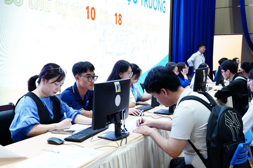 A group of people working on computers

AI-generated content may be incorrect.