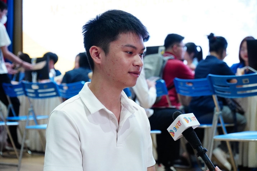 A person in a white shirt

AI-generated content may be incorrect.