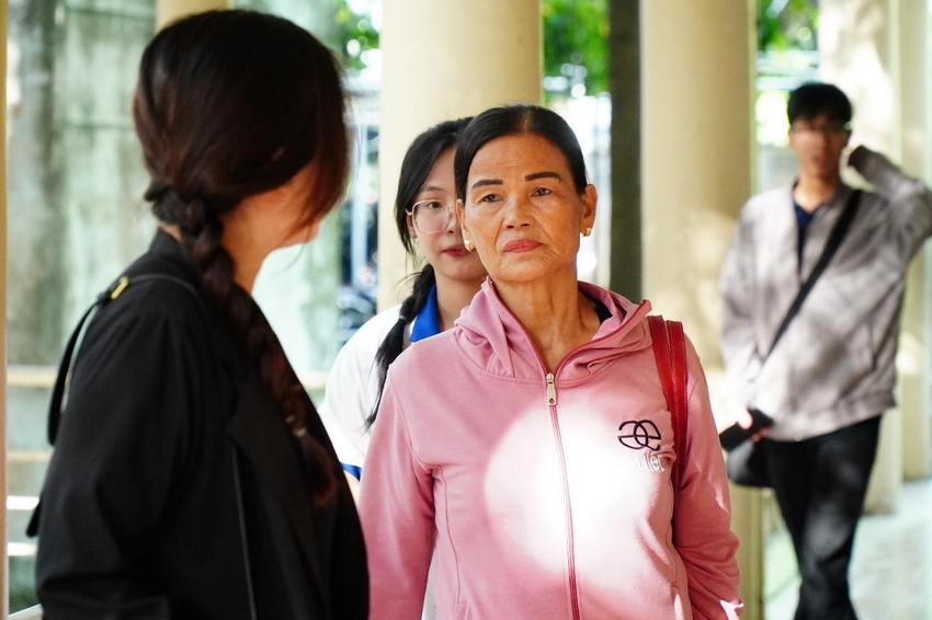 A person standing next to a person

AI-generated content may be incorrect.