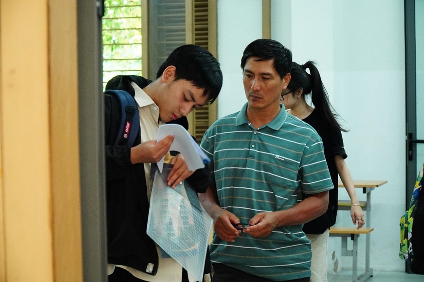 A person looking at a piece of paper

AI-generated content may be incorrect.