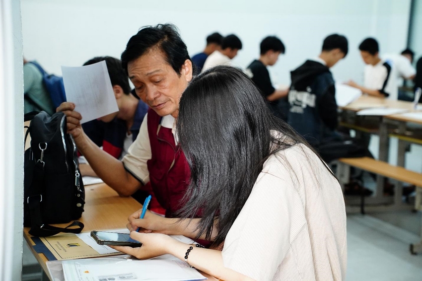 A person and person sitting at a table

AI-generated content may be incorrect.