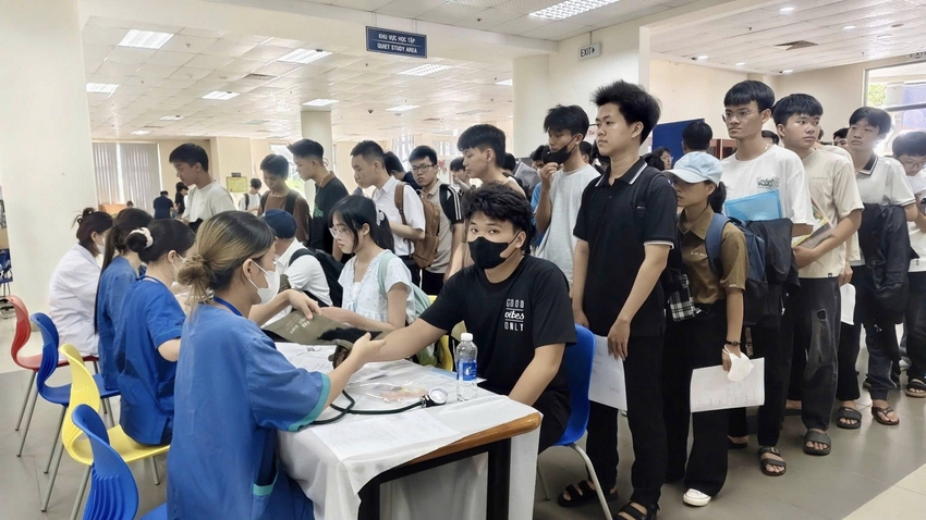 A group of people in a room

AI-generated content may be incorrect.