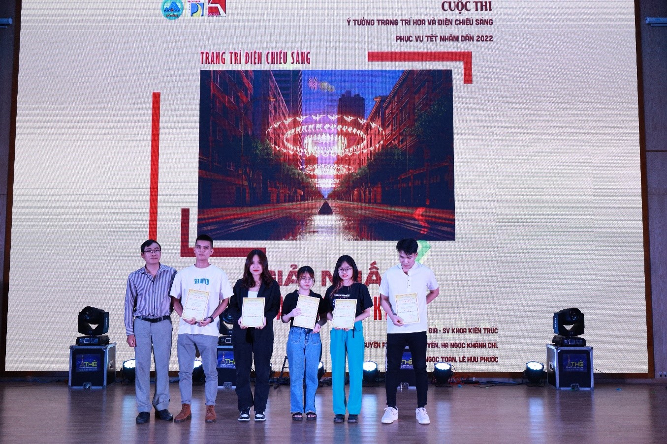 Thầy Nguyễn Khánh Tứ, Chủ tịch Công đoàn khoa Kiến trúc trao Giấy khen và phần thưởng cho các nhóm đạt giải “Ý tưởng thiết kế trang trí hoa và điện chiếu sáng phục vụ Tết Nhâm Dần năm 2022”